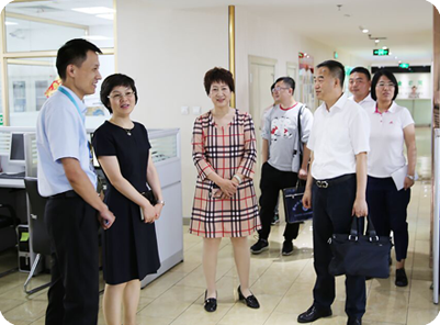   哈爾濱市統(tǒng)計(jì)局副局長丁威、道里區(qū)統(tǒng)計(jì)局、工農(nóng)街道辦事處相關(guān)領(lǐng)導(dǎo)蒞臨金農(nóng)網(wǎng)調(diào)研指導(dǎo)農(nóng)業(yè)電商工作
